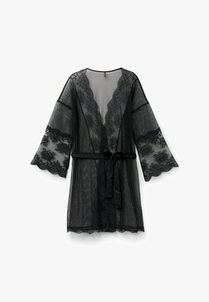 Czarny koronkowy kimono z dzwonowymi rękawami, w wzór w groszki oraz z falbaniastymi brzegami. Posiada szarfę w talii do zapięcia i stylizacji.