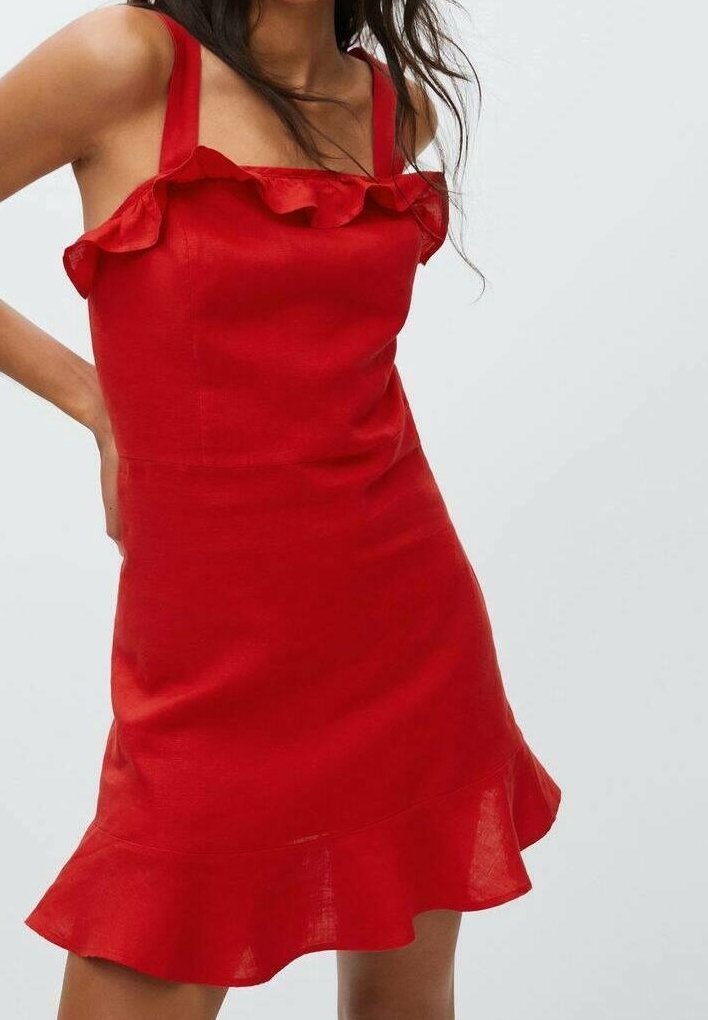 Robe en lin rouge avec encolure à volants et bretelles, corsage ajusté et ourlet évasé. Texture lisse et couleur vibrante.