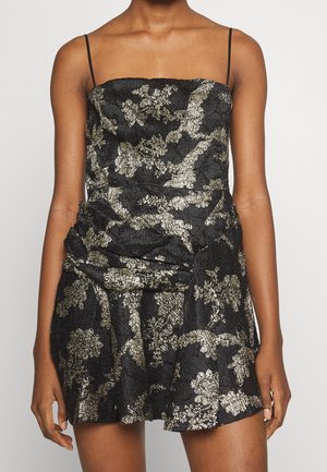 Robe noire texturée sans bretelles avec fines bretelles, motifs floraux métalliques dorés et détail froncé à la taille.