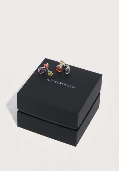 Boucles d'oreilles en argent ornées de pierres violettes, vertes, orange et jaunes, présentées sur une boîte à bijoux noire portant le nom de la marque Alan Rocchetti.