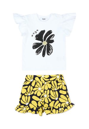 Top bianco a maniche corte con stampa di fiori neri e maniche arricciate abbinato a pantaloncini blu navy con motivi floreali gialli e orli arricciati.