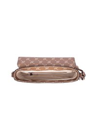 Braune Handtasche mit einem gemusterten Design und einem magnetischen Druckverschluss; verfügt über ein Innenfutter und einen einzelnen Schultergurt. Das Innere ist beige.