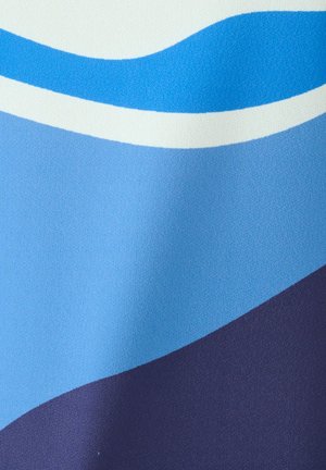 Tissu à texture lisse avec des rayures horizontales courbes aux couleurs bleu foncé, bleu clair, blanc et bleu vif.