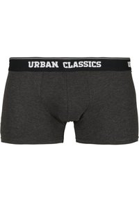 Graue Baumwollboxershorts mit einem schwarzen elastischen Bund, der "URBAN CLASSICS" in weißen Buchstaben zeigt. Glatte Textur, taillierte Passform.