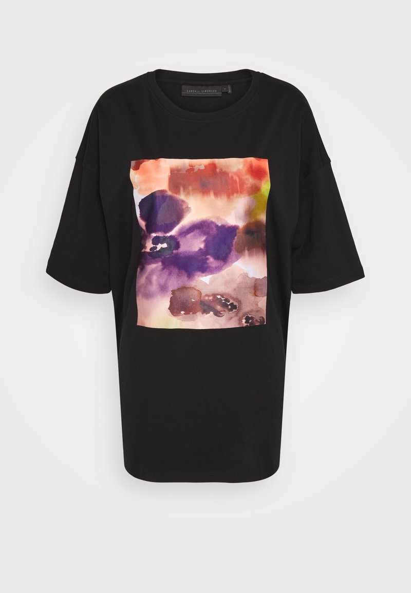 Mustat t-paita lyhyillä hihoilla, jossa on suuri värikäs akvarelli-kukkakuva etupuolella, asetettuna yhtenäisen mustan taustan päälle.