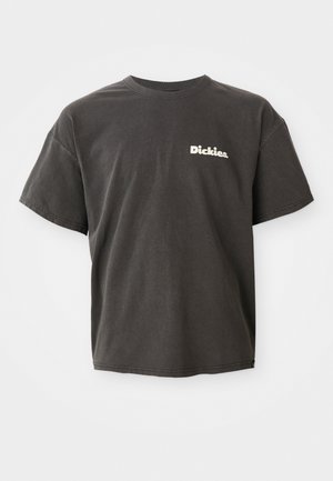 T-shirt de manga curta cinza escuro com o logótipo "Dickies." em branco no lado esquerdo do peito, gola redonda e corte descontraído.