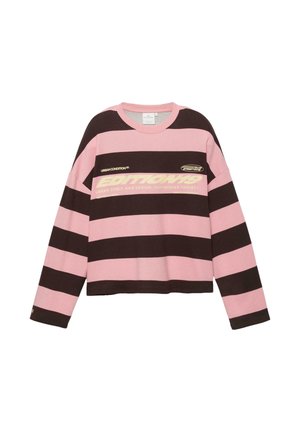 Chemise à manches longues avec de larges rayures horizontales rose et brun foncé, col rond, et texte jaune en bloc "Edition 49" sur la poitrine.