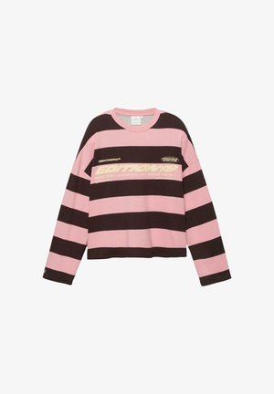 Cămașă cu mâneci lungi, cu dungi orizontale late roz și maro închis, cu guler rotund și text galben bloc "Edition 49" pe piept.