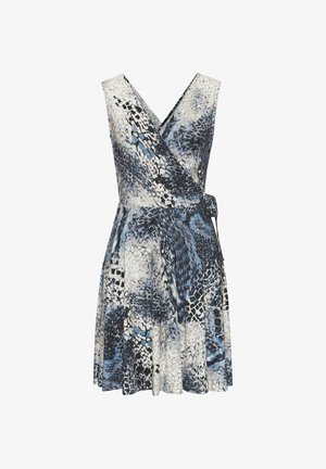 Kurzes ärmelloses Wickelkleid im blau-schwarz-weißen Schlangendruck; mit V-Ausschnitt und Bindeband in der Taille.