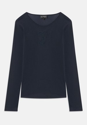 Camisa de manga longa azul marinho com gola redonda e um discreto logótipo bordado no peito, feita de um tecido macio, disposta em plano sobre um fundo branco.