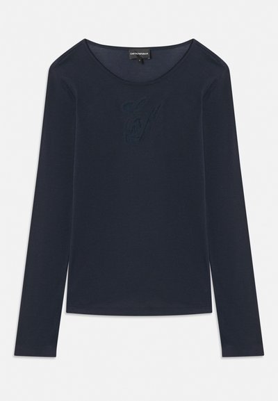 Maglietta a maniche lunghe blu navy con colletto a girocollo e logo ricamato discreto sul petto, realizzata in tessuto morbido, stesa su sfondo bianco.