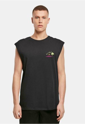 Schwarzes ärmelloses T-Shirt aus Baumwolle, mit einem kleinen Grafikdesign in Grün- und Violetttönen auf der Vorderseite.