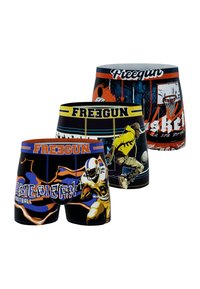 Trois paires de shorts de sport avec des graphiques audacieux. Les couleurs comprennent le noir, le jaune, le bleu et le rouge, avec des illustrations d'actions sportives et des logos.
