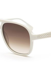 Lunettes de soleil en plastique blanc avec verres marron dégradés, design carré, accents texturés sur les branches et côtés incurvés pour un ajustement confortable.