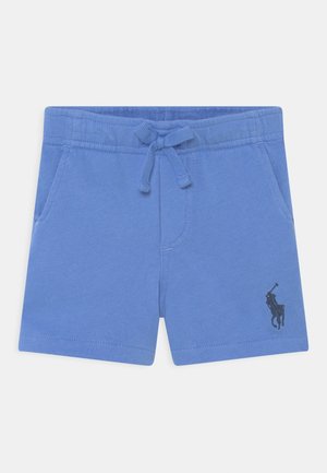 Short bleu pour tout-petit avec taille à cordon, poches latérales et petit logo brodé d'un joueur de polo sombre sur la jambe gauche.