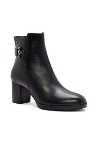 Stivaletto in pelle nera con tacco a blocco alto, caratterizzato da un dettaglio con fibbia laterale e una finitura liscia e lucida.