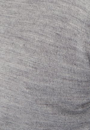 Tessuto grigio lavorato a maglia con una texture sottile, caratterizzato da un motivo uniforme e una finitura morbida, adatto per abbigliamento o accessori.