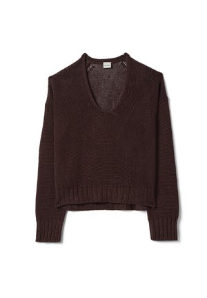 Dunkelbrauner, gestrickter V-Ausschnitt-Pullover mit langen Ärmeln sowie gerippten Bündchen und Saum, flach auf einem weißen Hintergrund liegend.