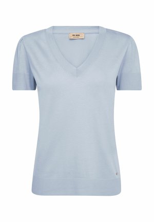 Svetlo modra kratka pletena majica s kratkimi rokavi, V-izrezom, rebrastimi manšetami in robom ter majhno kovinsko oznako z logotipom ob spodnjem robu.