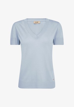 Világoskék rövid ujjú kötött felső V-nyakkivágással, bordázott mandzsettákkal és szegéllyel, valamint egy kis fém logócímkével a alsó szegély közelében.