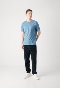 BOSS TALES - Tricou basic - open blue