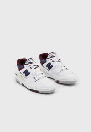 Par hvide New Balance 550 sneakers med navy og bordeaux accenter, hvide snørebånd og mærkelogo på siderne og tungen.