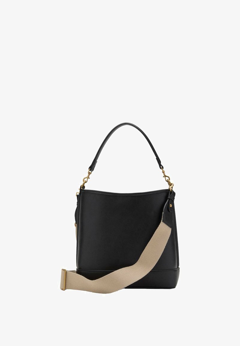 Czarna skórzana torba o uporządkowanym kształcie, z górnym uchwytem i odpinanym jasnobeżowym paskiem na ramię, zdobiona złotymi elementami.