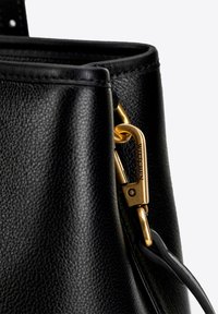 Sac en cuir noir texturé avec quincaillerie en métal doré. Caractéristiques : fermeture à clip et détail de sangle en cuir noir lisse.