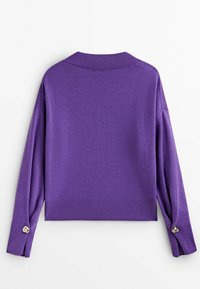 Pull en maille violet à manches longues avec col, poignets et bas côtelés, orné de boutons décoratifs dorés sur les poignets des manches.