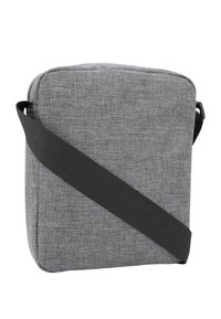 Šedá látková crossbody taška obdélníkového tvaru, s černým popruhem a texturovaným materiálem. Minimalistický design bez dalších kovových doplňků.