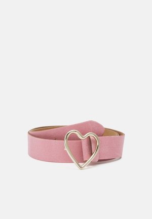 Roze suède riem met een zilveren metalen gesp in de vorm van een hart, opgerold op een effen lichte achtergrond.
