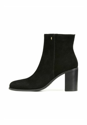 - Ankle boot
