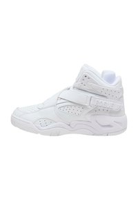 Høje sneakers lavet af hvid læder med perforerede detaljer, justerbart strop og en tekstureret gummisål. Glat overflade og rund form.