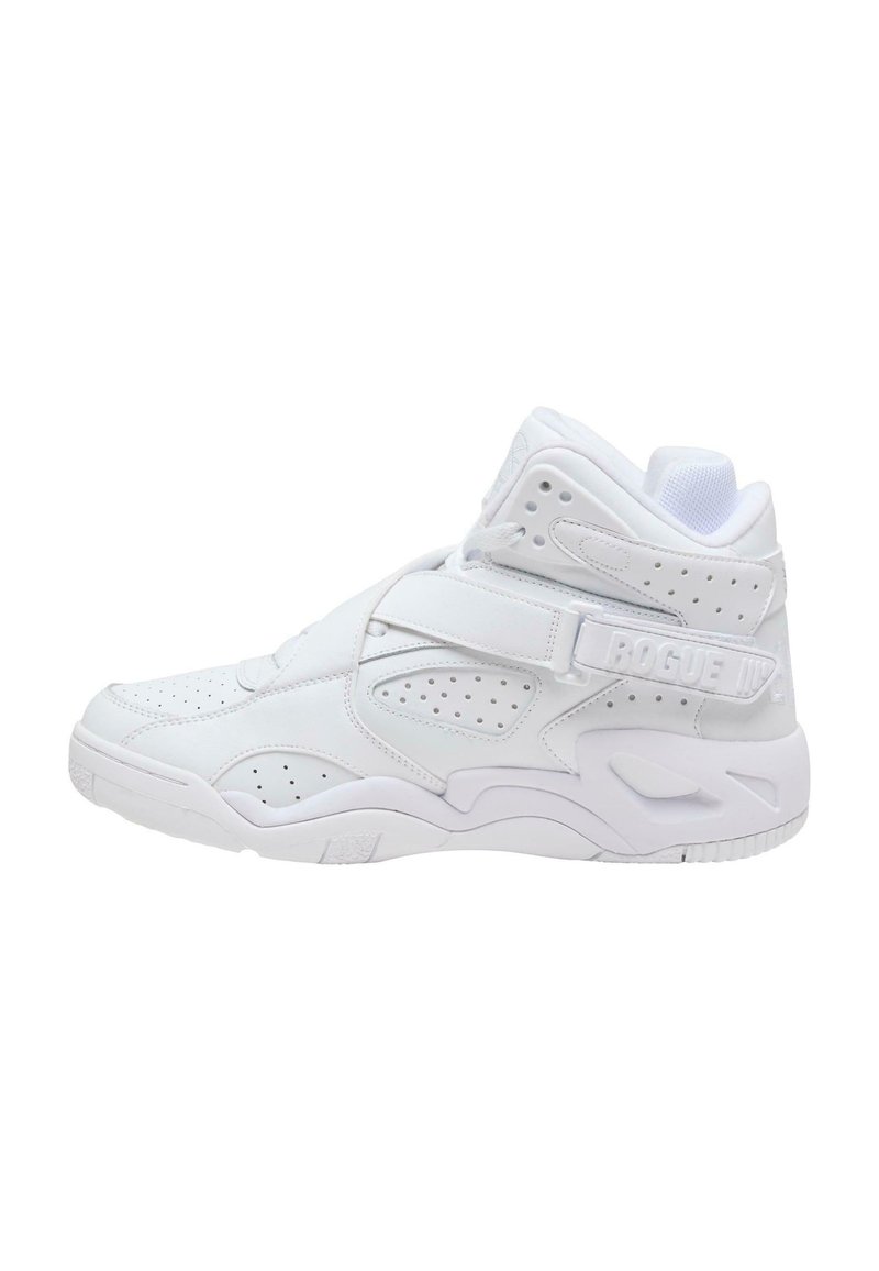 Høje sneakers lavet af hvid læder med perforerede detaljer, justerbart strop og en tekstureret gummisål. Glat overflade og rund form.