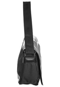 Svart budväska med en platt design, tillverkad av slitstark tyg och läderdetaljer, med ett brett justerbart bälte och metalliska detaljer.