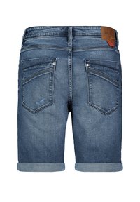 Blaue Jeansshorts mit umgeschlagenen Säumen, zwei Gesäßtaschen mit Nahtdetails und einem braunen Markenetikett am Bund.