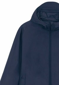 Veste à capuche bleu marine avec fermeture éclair à l'avant et manches longues, visible de la poitrine jusqu'à la capuche, sur fond blanc.