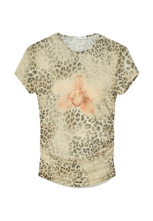 Majica kratkih rukava s bež leopard uzorkom i velikim rozim orhidejnim dizajnom u središtu. Mekani materijal s zaobljenim rubom.