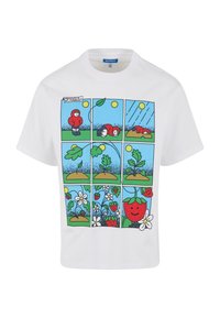Hvit t-skjorte med en fargerik tegneserieaktig grafikk med jordbær, blomster og karakterer i forskjellige scener mot en blå bakgrunn.