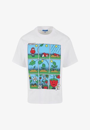 Hvid t-shirt med et farverigt comic-inspireret grafik med jordbær, blomster og figurer i forskellige scener mod en blå baggrund.