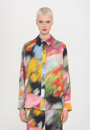 Chemise à manches longues en tissu satiné ; possède un imprimé abstrait multicolore avec des tons de rouge, jaune, vert et bleu. Col noir.
