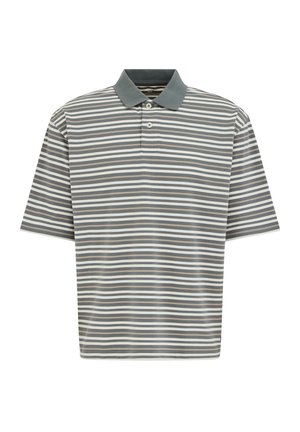 Polo majica s kratkimi rokavi z vodoravnimi črtami v sivi, beli in bež barvi ter s trdnim sivim ovratnikom z dvema gumboma.