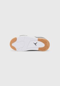 Suela de zapatilla blanca con una suela de goma texturizada en color goma. Presenta un logo negro y un patrón de relieve intrincado para mejorar la tracción.
