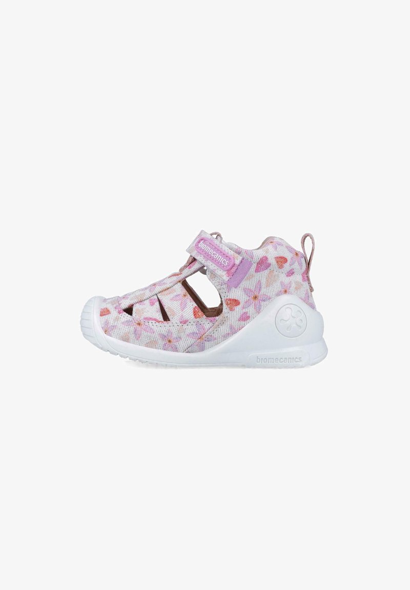 Chaussures légères pour enfants avec un motif floral rose et blanc, dotées d'une fermeture à sangle et de découpes respirantes pour la ventilation.
