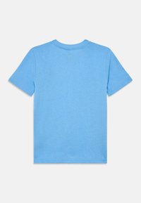 Κοντομάνικο, μπλουζάκι με στρογγυλή λαιμόκοψη σε ανοιχτό μπλε βαμβάκι με ομαλή υφή· διαθέτει καθαρές άκρες και απλή πλάτη χωρίς σχέδια.