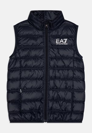 Gilet imbottito blu navy realizzato in nylon lucido, con colletto alto, zip frontale e motivo a righe orizzontali. Logo esposto sul petto.