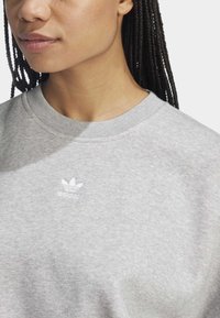 adidas Originals ESSENTIALS CREW FLEECE - Mikina - medium grey heather