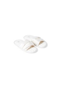 Pantofole bianche in tessuto con texture trapuntata, dotate di due cinturini incrociati sovrapposti. La suola è piatta e realizzata in materiale resistente.