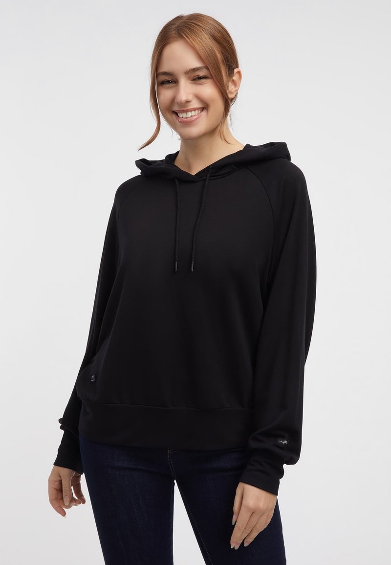 Sudadera con capucha negra de tejido suave y corte relajado, con un bolsillo canguro en la parte delantera y cordones en la capucha.