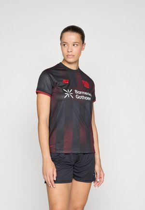 Sort og rød stribet atletisk trøje med rund hals, korte ærmer og meshstruktur; parret med sorte shorts. Loger vist.